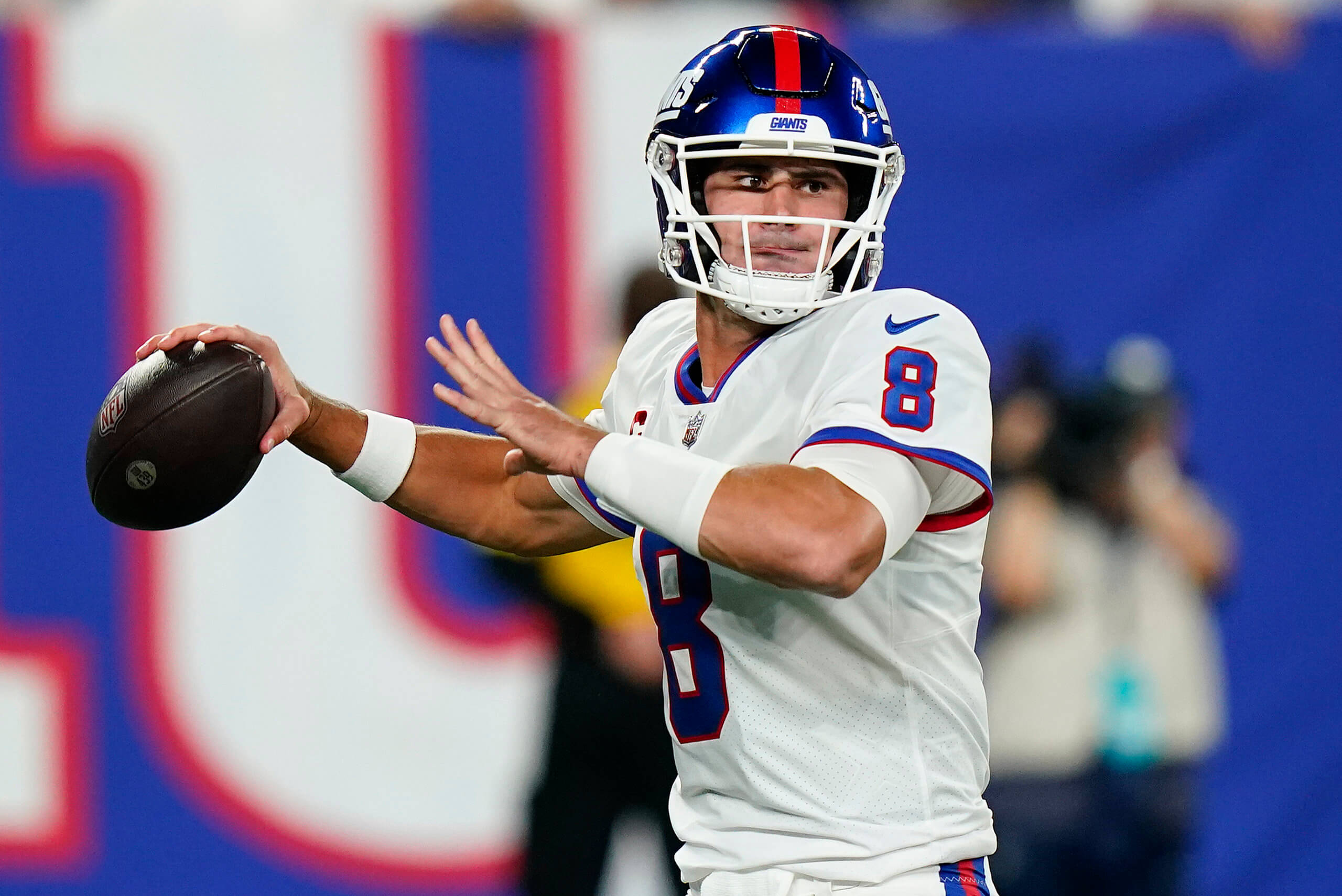 New York Giants' Daniel Jones receives hard hit, part of helmet 