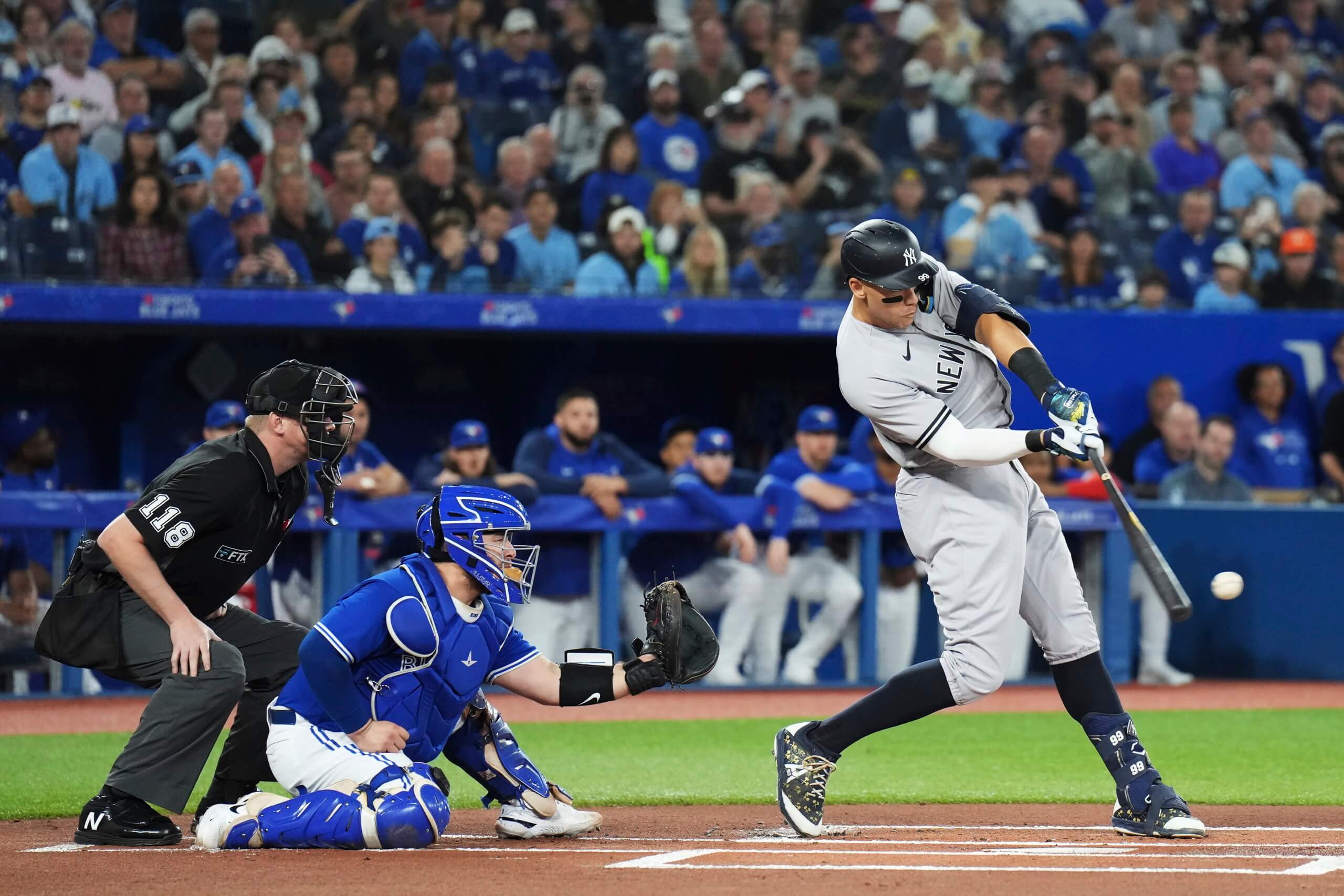 Aaron Judge slams 61st home run of 2022, tying the single-season