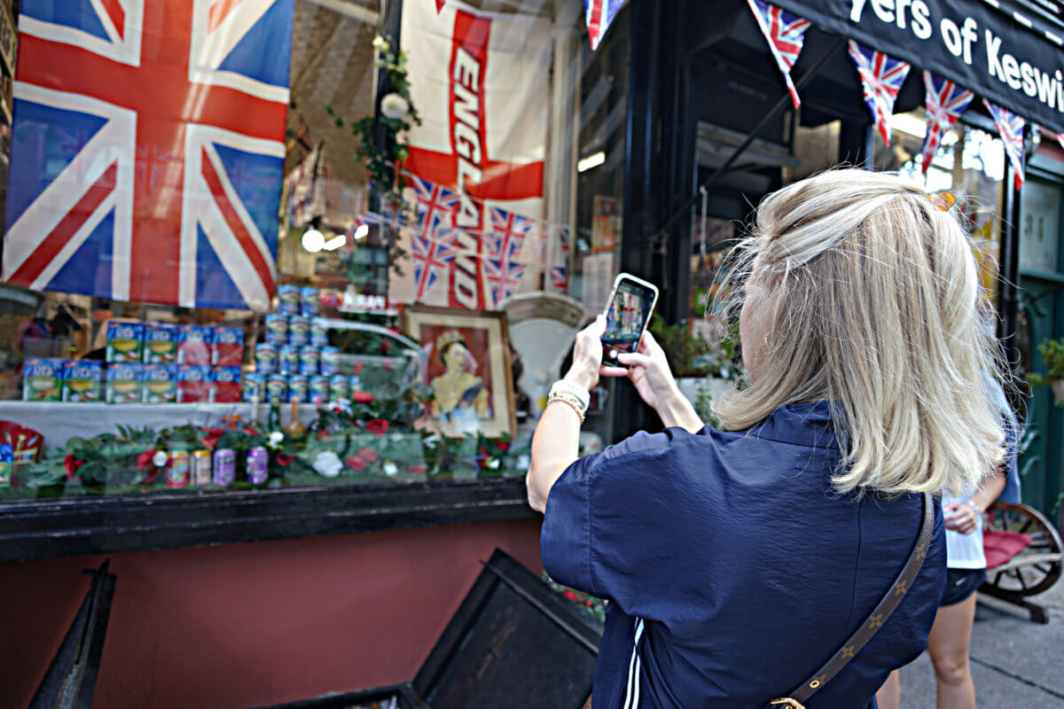 'Devastated' New Yorkers mourn the death of Queen Elizabeth II in West Village's 'Little Britain' 7