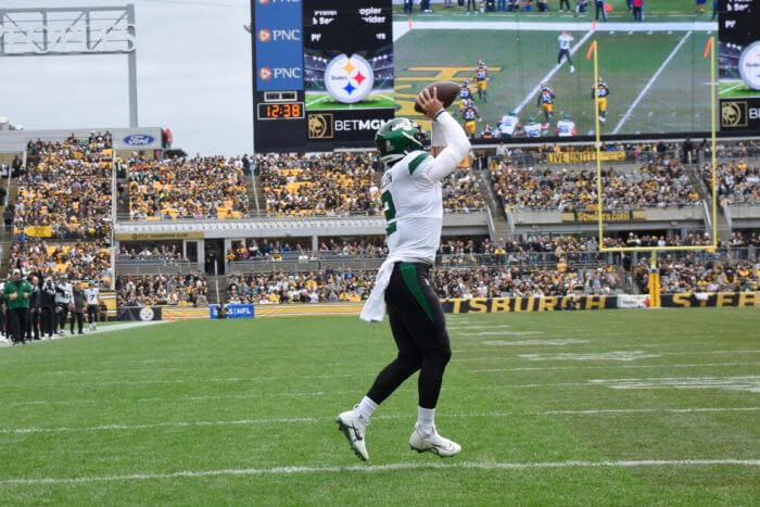 Jets quarterback Zach Wilson makes a touchdown catch against the Pittsburgh Steelers during the first half.