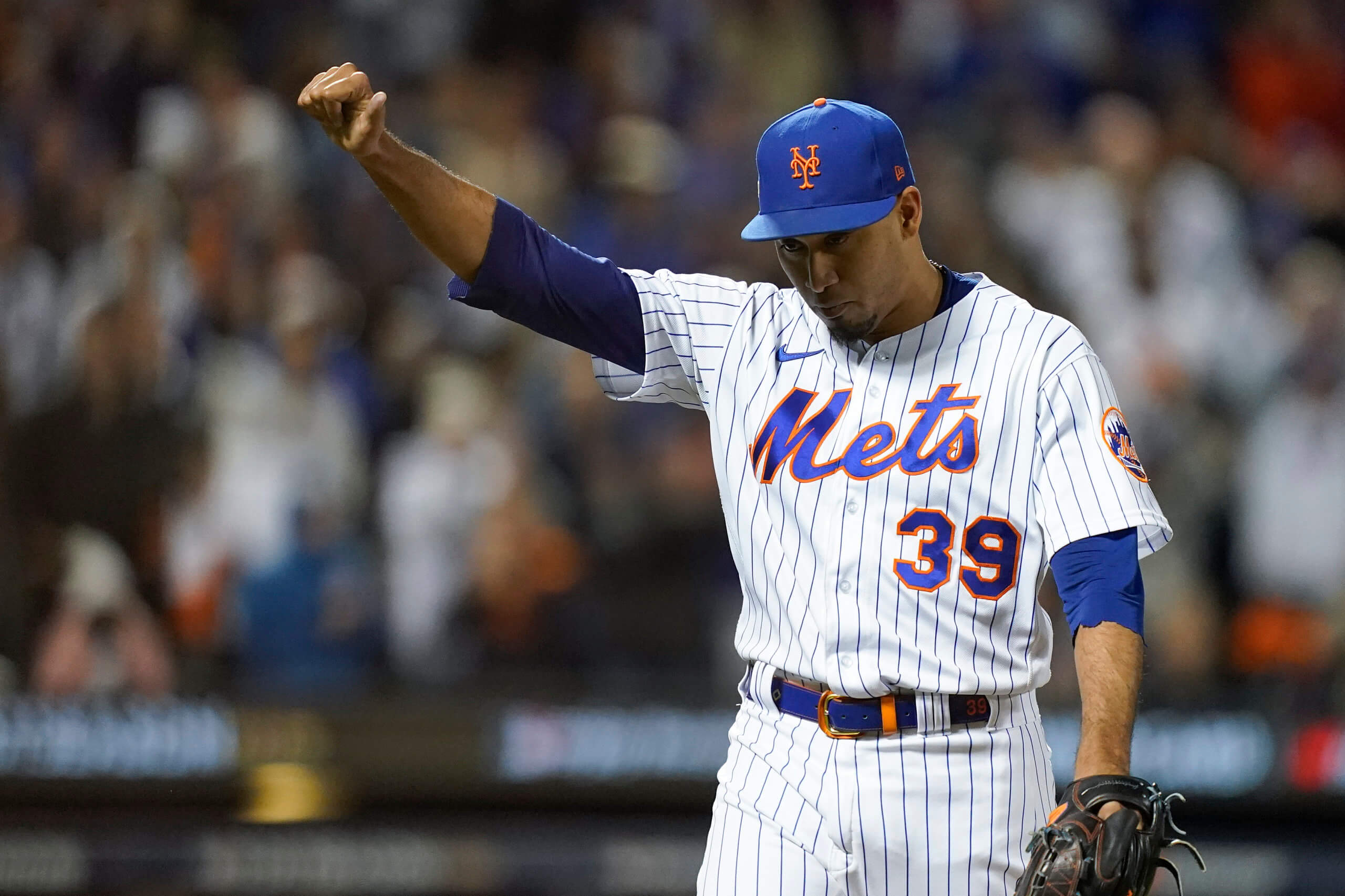 Mets' Edwin Diaz will need surgery after tearing patellar tendon