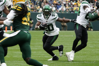 Jets running back Breece Hall breaks up field during the first half against the Packers in Week 6.