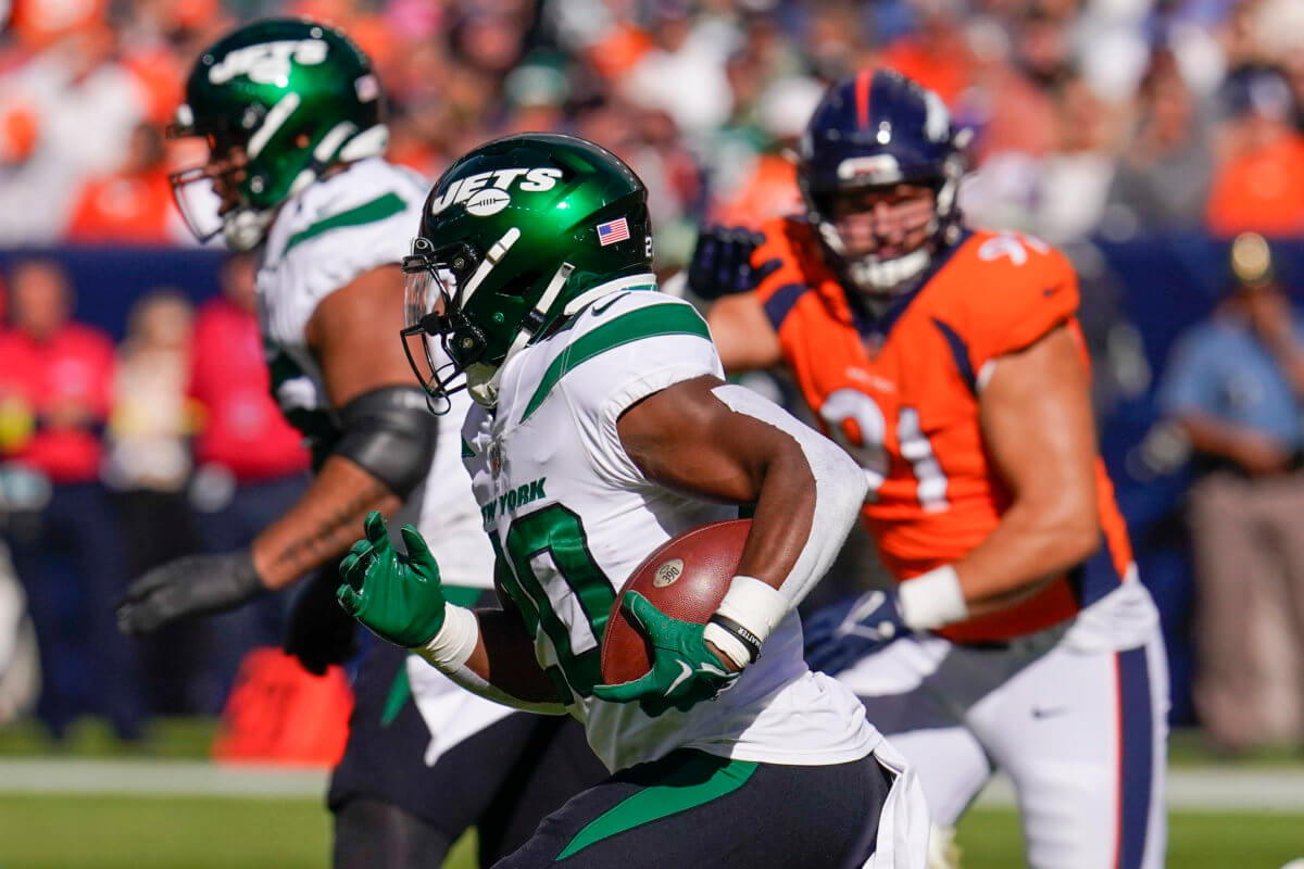 Jets running back Breece Hall runs for the end zone against the Denver Broncos.
