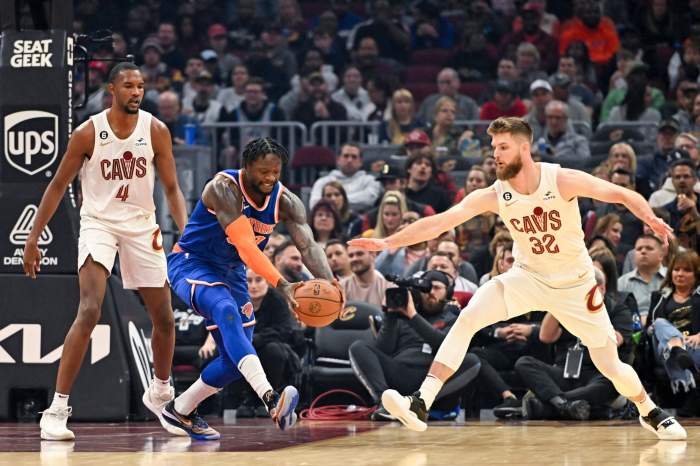 Knicks forward Julius Randle, second from left, grabs the ball against Cleveland Cavaliers forward Dean Wade.
