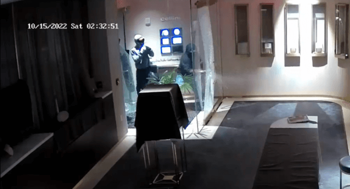 Thieves pilfer $500k from high-end Midtown jewelry store 3