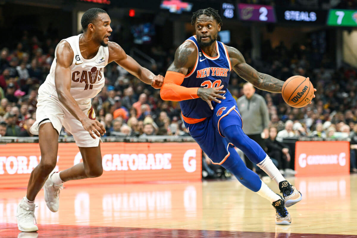 Knicks forward Julius Randle drives against Cleveland Cavaliers forward Evan Mobley.