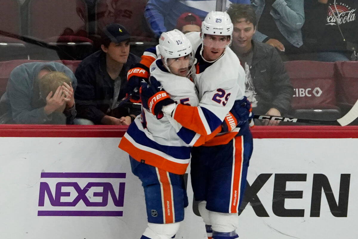 Nelson leads Islanders to 4th straight win, 3-1 over Blackhawks