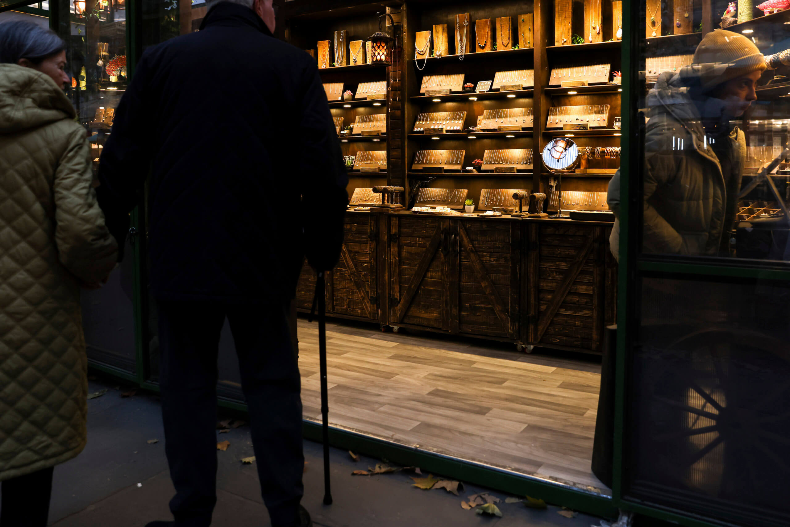 Small businesses, and shoppers, return to holiday markets 6