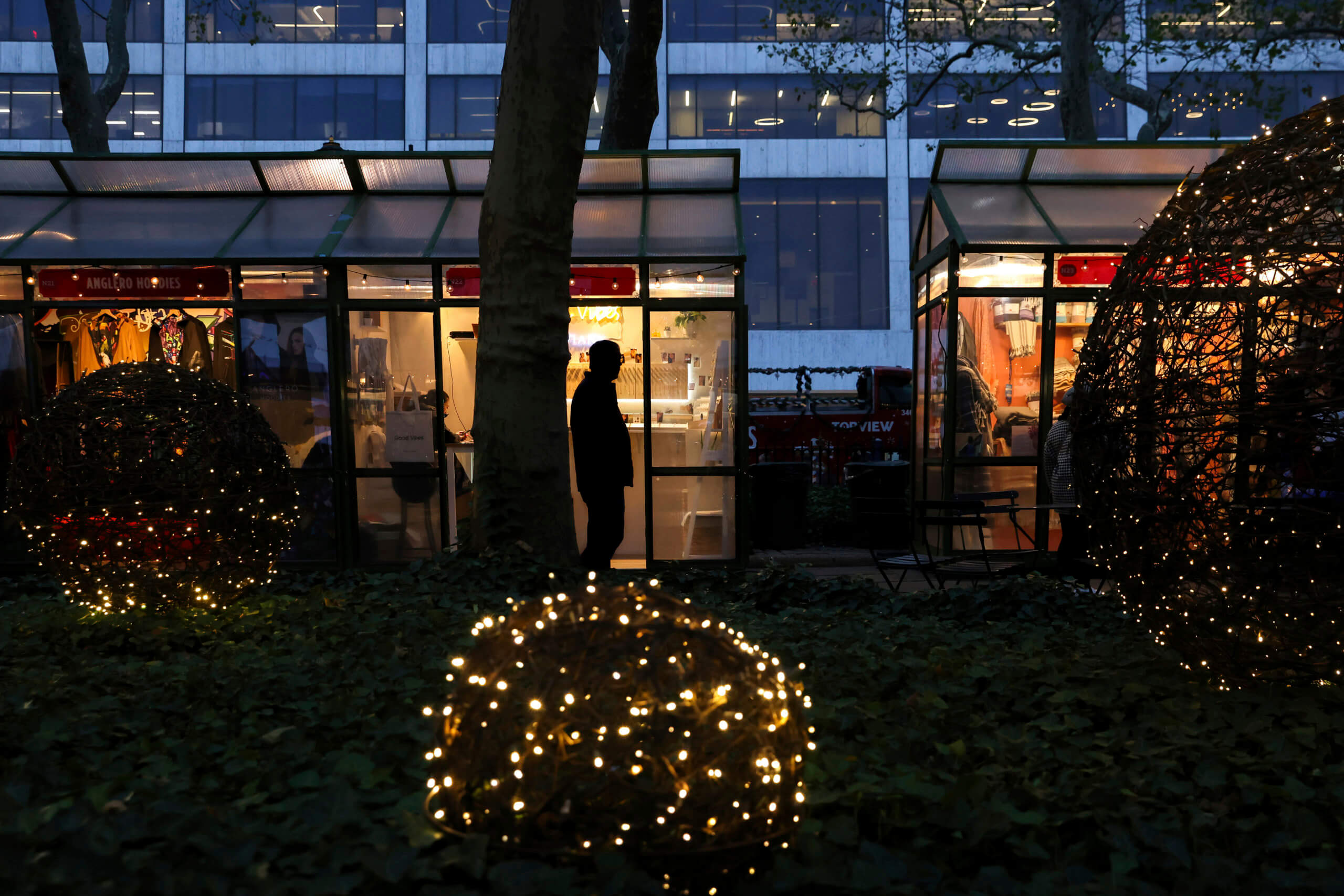Small businesses, and shoppers, return to holiday markets 4