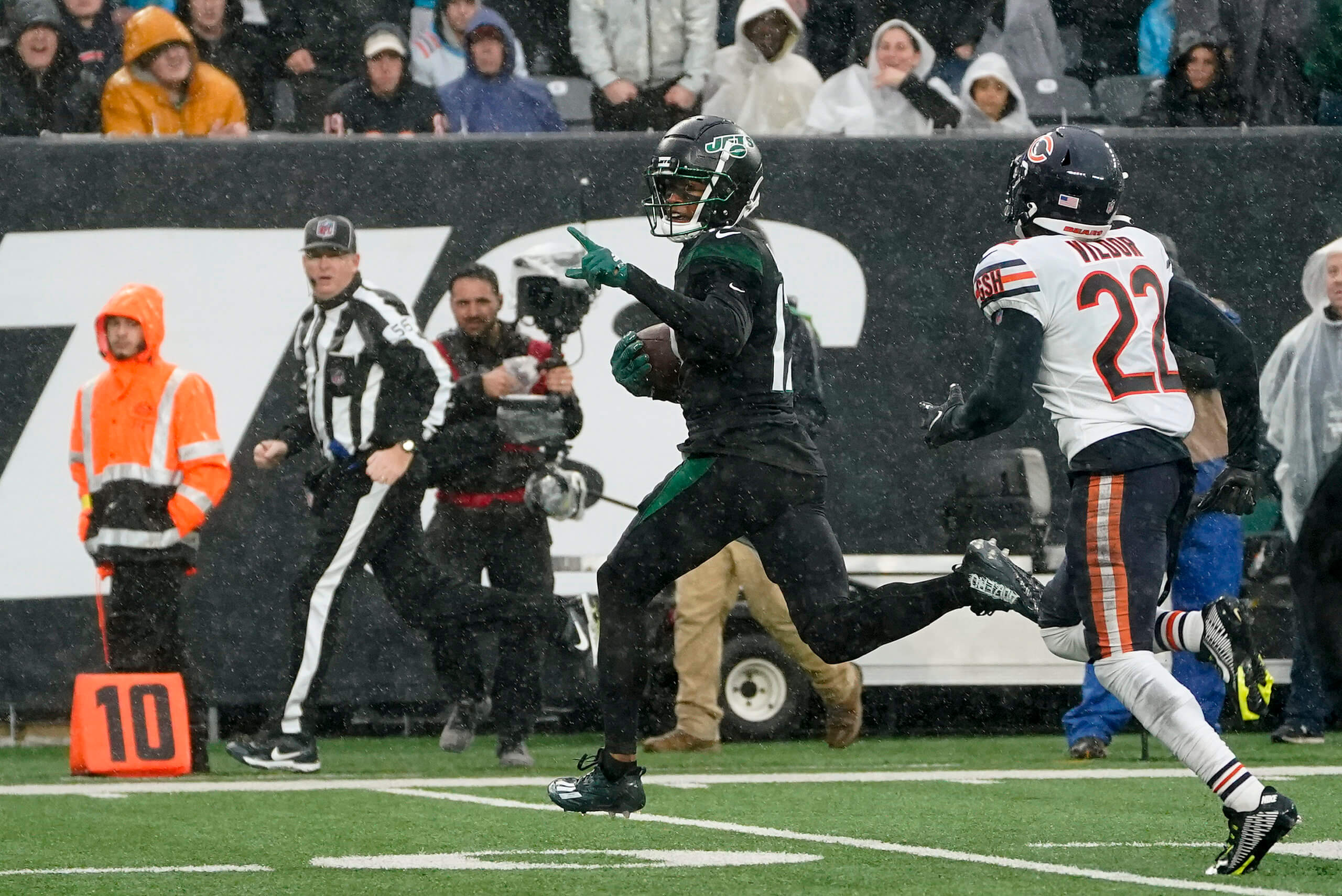 Jets wide receiver Garrett Wilson carries the ball for a touchdown with Bears cornerback Kindle Vildor in pursuit.