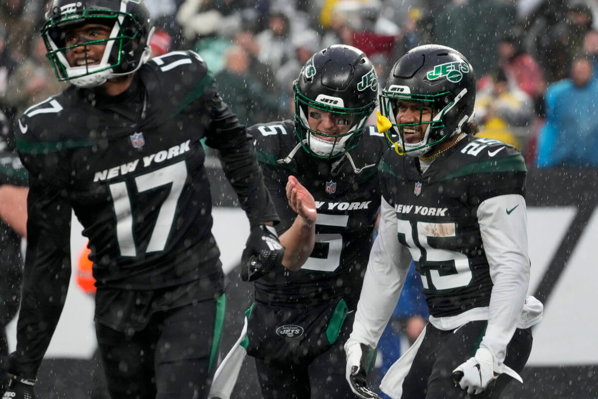 Jets quarterback Mike White (5) celebrate with teammates.