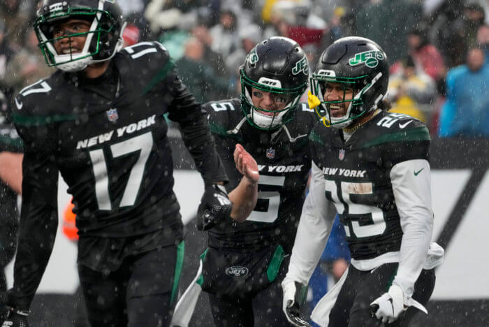 Jets quarterback Mike White (5) celebrate with teammates.