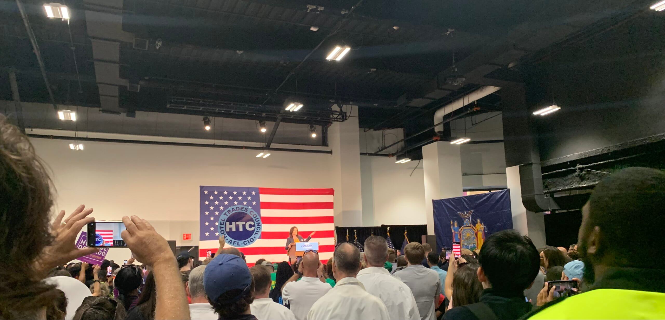'I love being underestimated': Hochul rallies in Brooklyn with Dem bigwigs as election looms 4 kathy hochul at rally