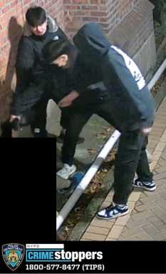 Queens robbers assault, stab victim