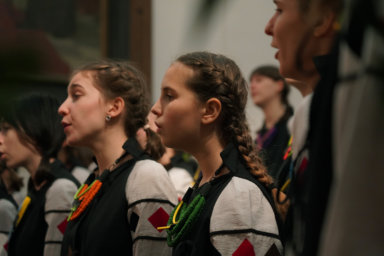 Ukrainian youth choir defies war with messages of freedom