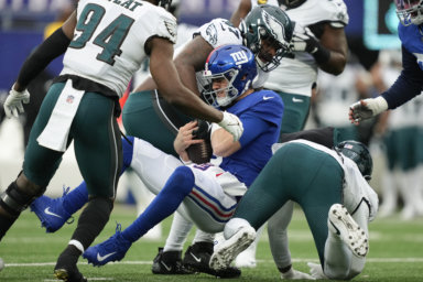 Daniel Jones of the Giants get sacked against the Eagles