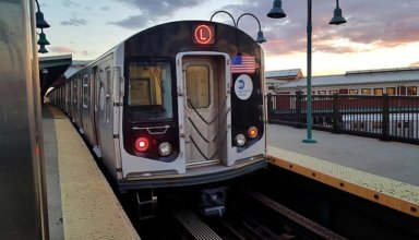 R160_L_train_@_Broadway_Junction