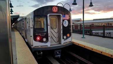 R160_L_train_@_Broadway_Junction