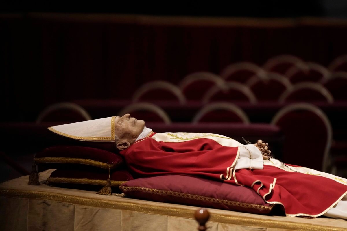 Pope Benedict XVI body lies in state