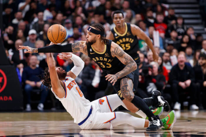 The Raptors defend Jalen Brunson of the Knicks