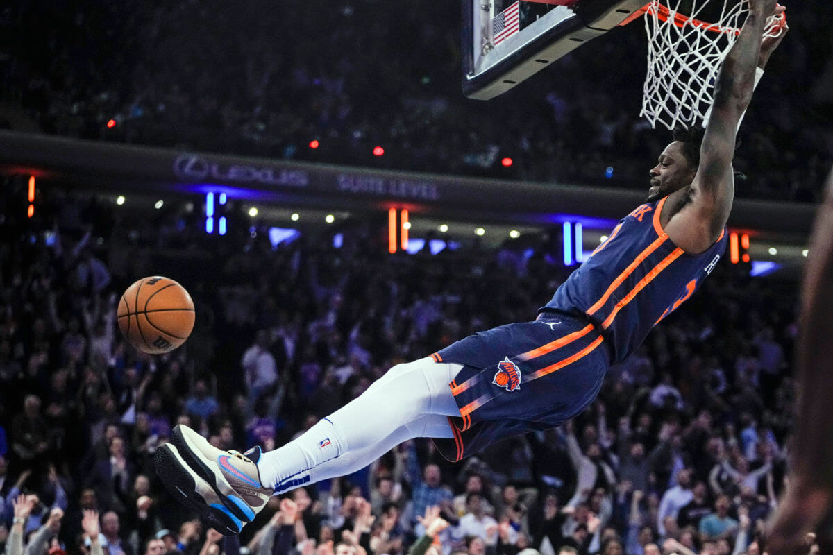 Julius Randle of the Knicks dunks against the Heat