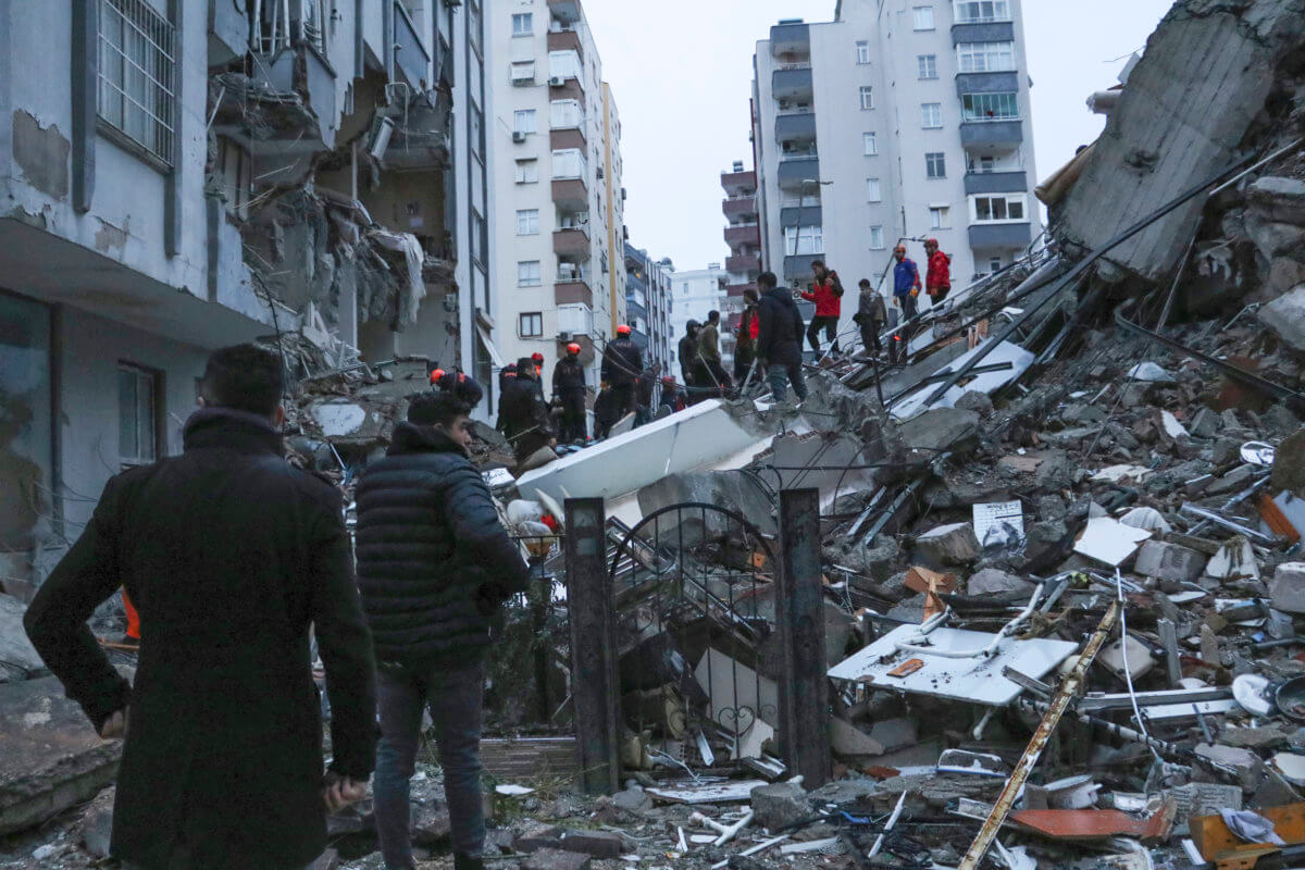 Turkey and Syria rocked by earthquake, 1,900 dead as body count climbs 2