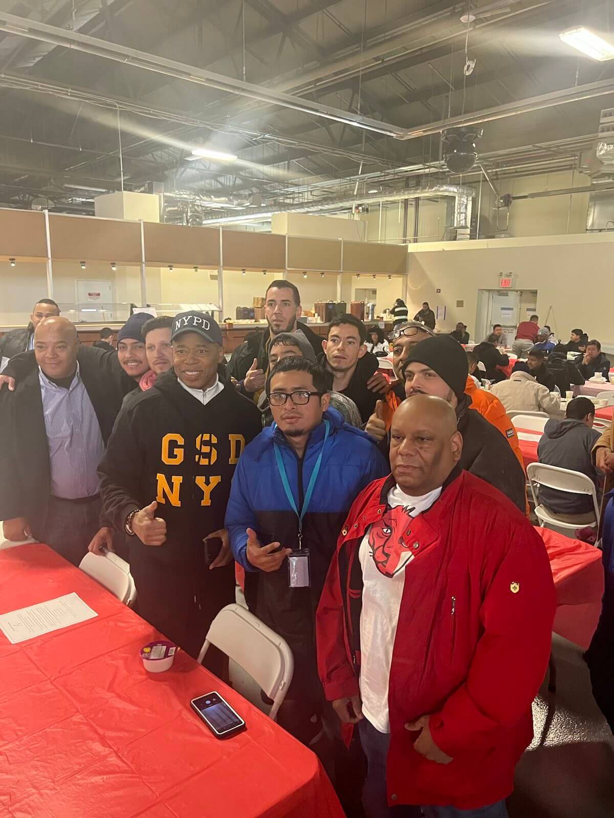 Mayor sleeps at Brooklyn migrant relief center to dispel rumors of poor conditions 2