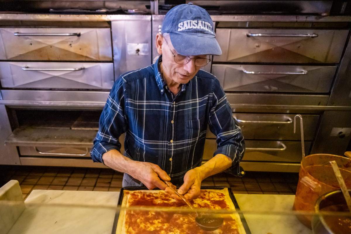 Frank Giordano prepares pizza for the last time