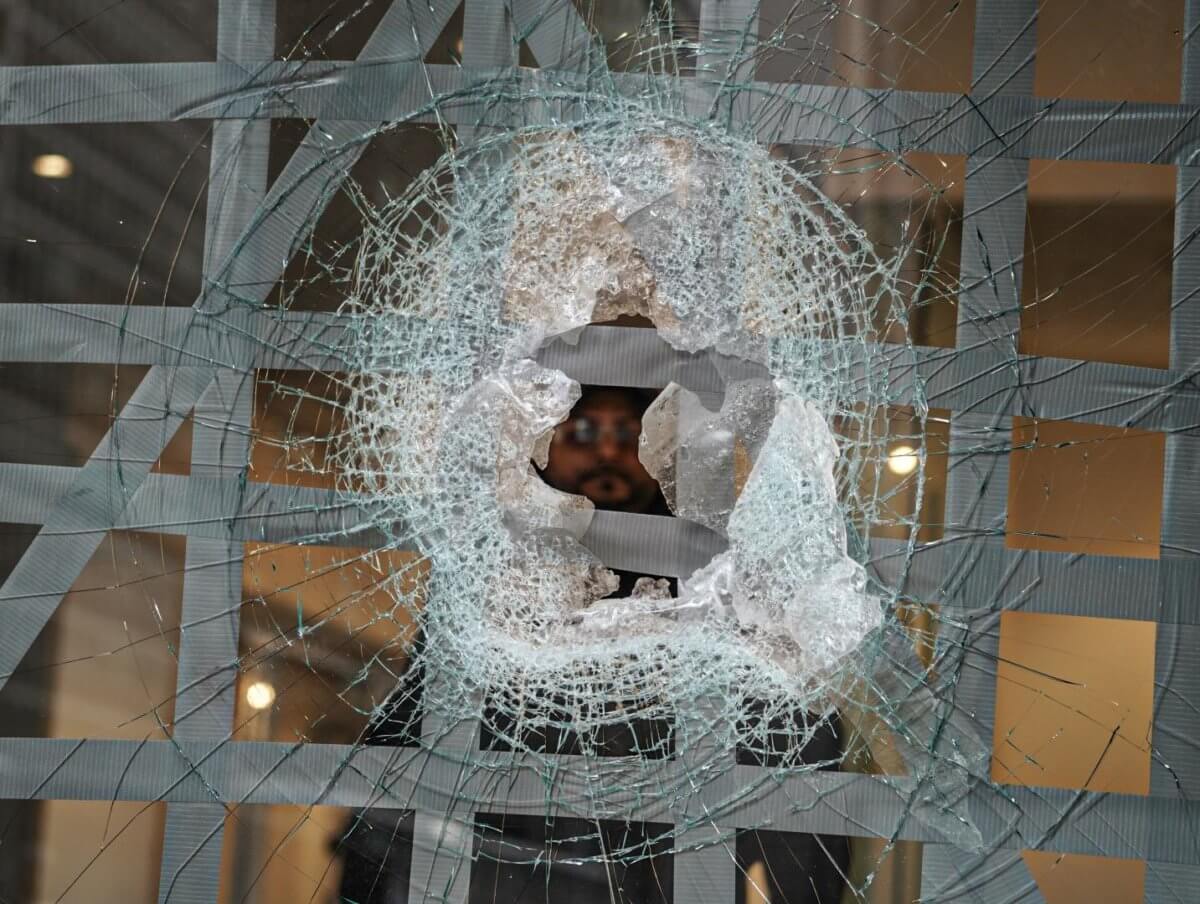 Cops still seeking suspects who smashed their way into Midtown auction house 2 A hole burglars made in the window of Midtown's Heritage Auctions.