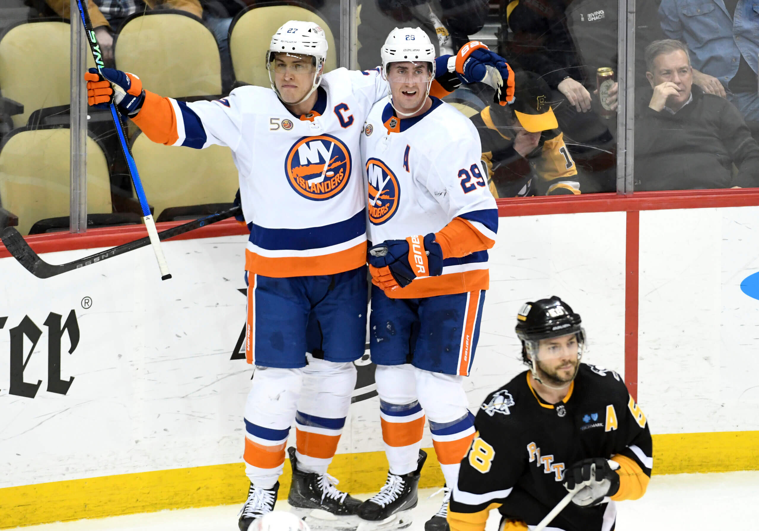 Islanders do it again, come back late to stun Penguins 4-3 in OT 2 Islanders Lee Nelson