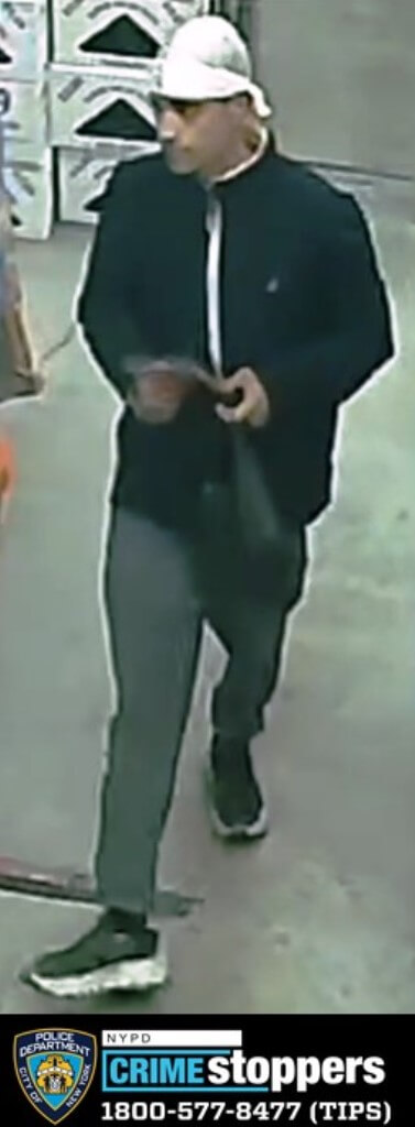 Cops seek crook who threatened Bronx discount store worker 2