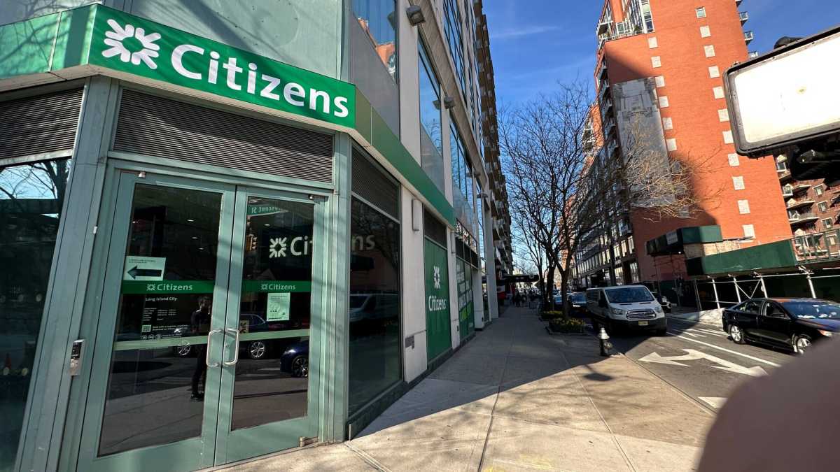 Cashing out: Banks across NYC cut ATM hours, boost security to ease customer fears 10 NYC Banks