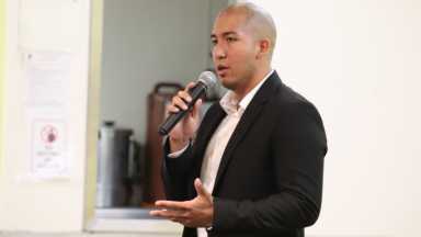 Juan-Ardila-speaking-at-Sunnyside-Community-Services-Photo-by-Michael-Dorgan