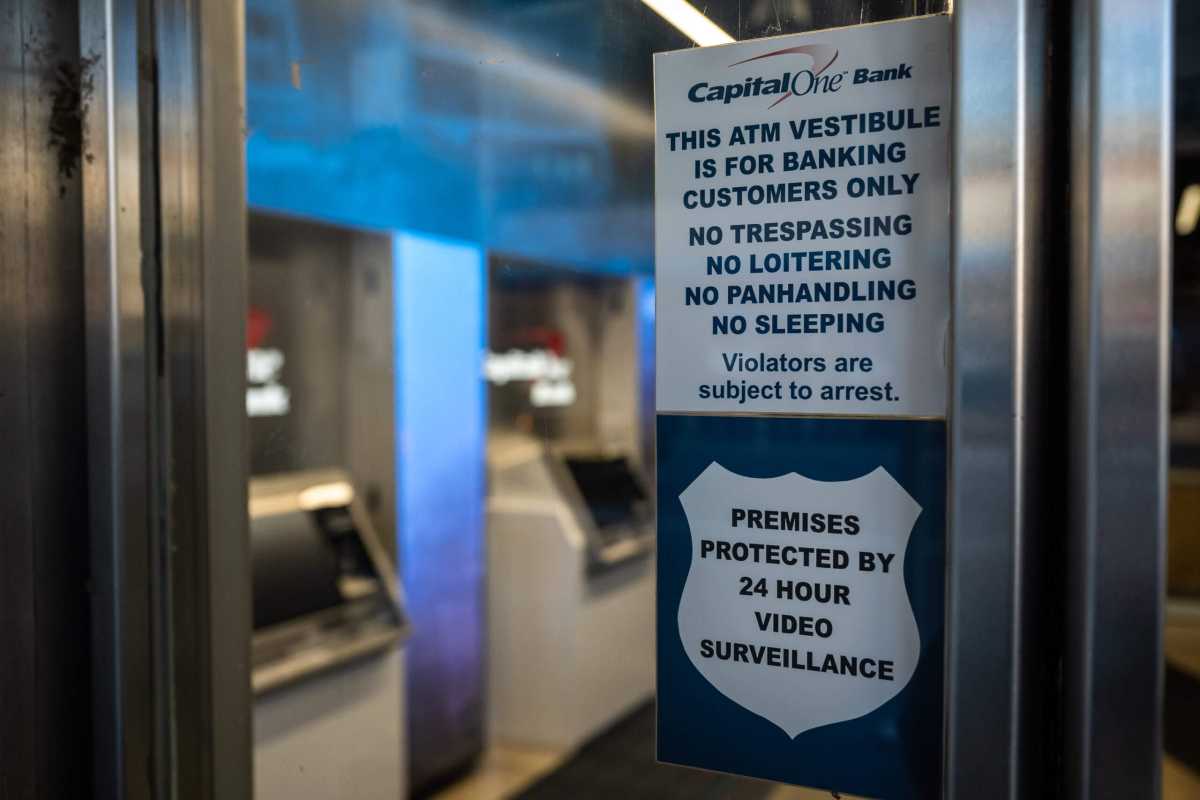 Cashing out: Banks across NYC cut ATM hours, boost security to ease customer fears 8 NYC Banks