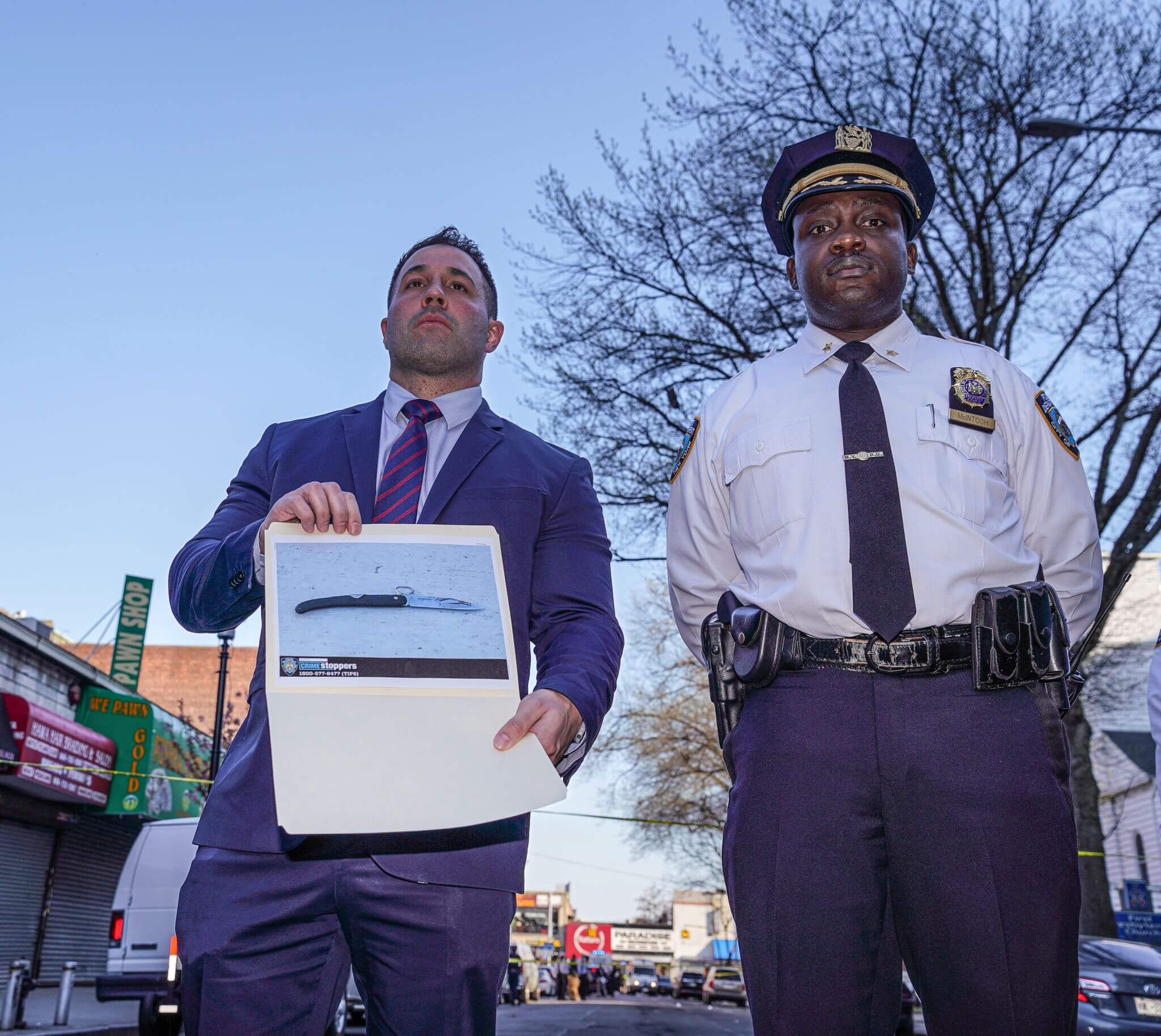 BREAKING | Queens cops shoot knife-wielding suspect after reported stabbing 9 NYPD Police recovered the knife at the scene