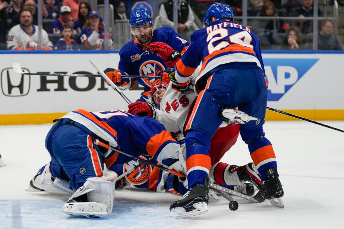 Islanders Hurricanes