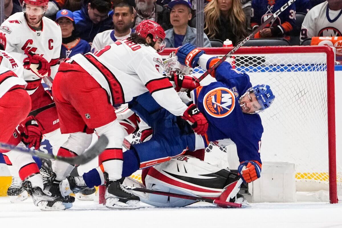 Islanders Hurricanes Parise Game 4