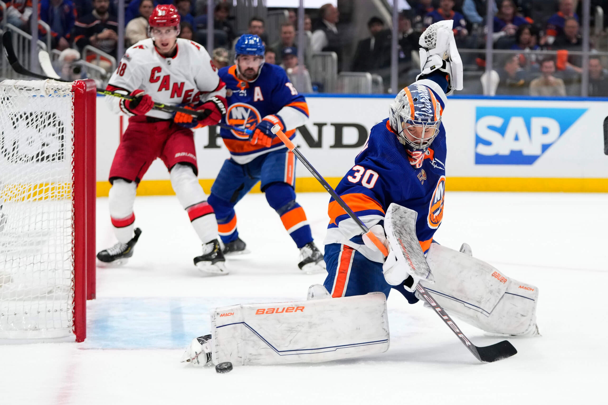 Hurricanes hold on to beat Islanders to open NHL playoffs