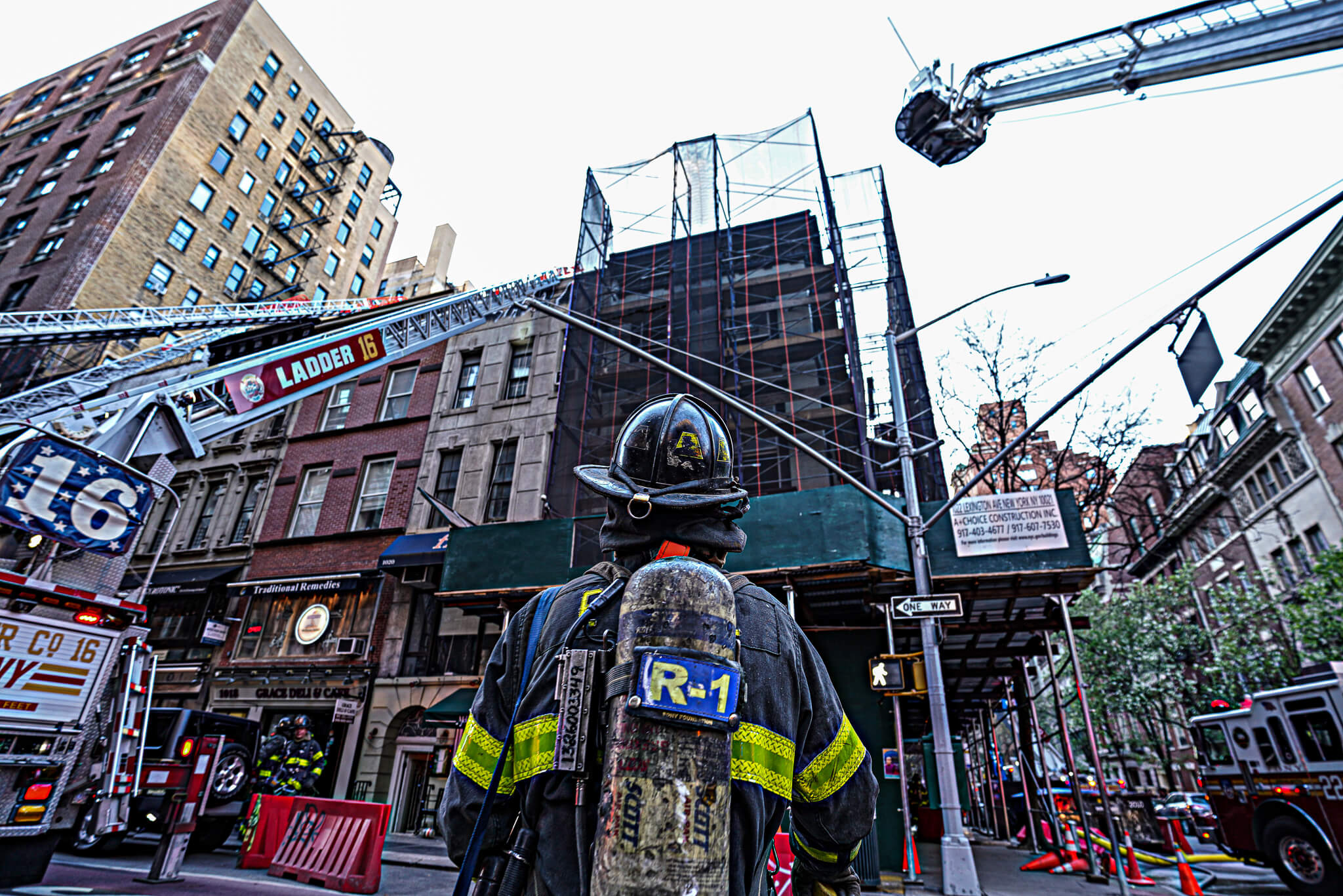 One firefighter injured in 2-alarm Upper East Side blaze: FDNY 4 Firefighter