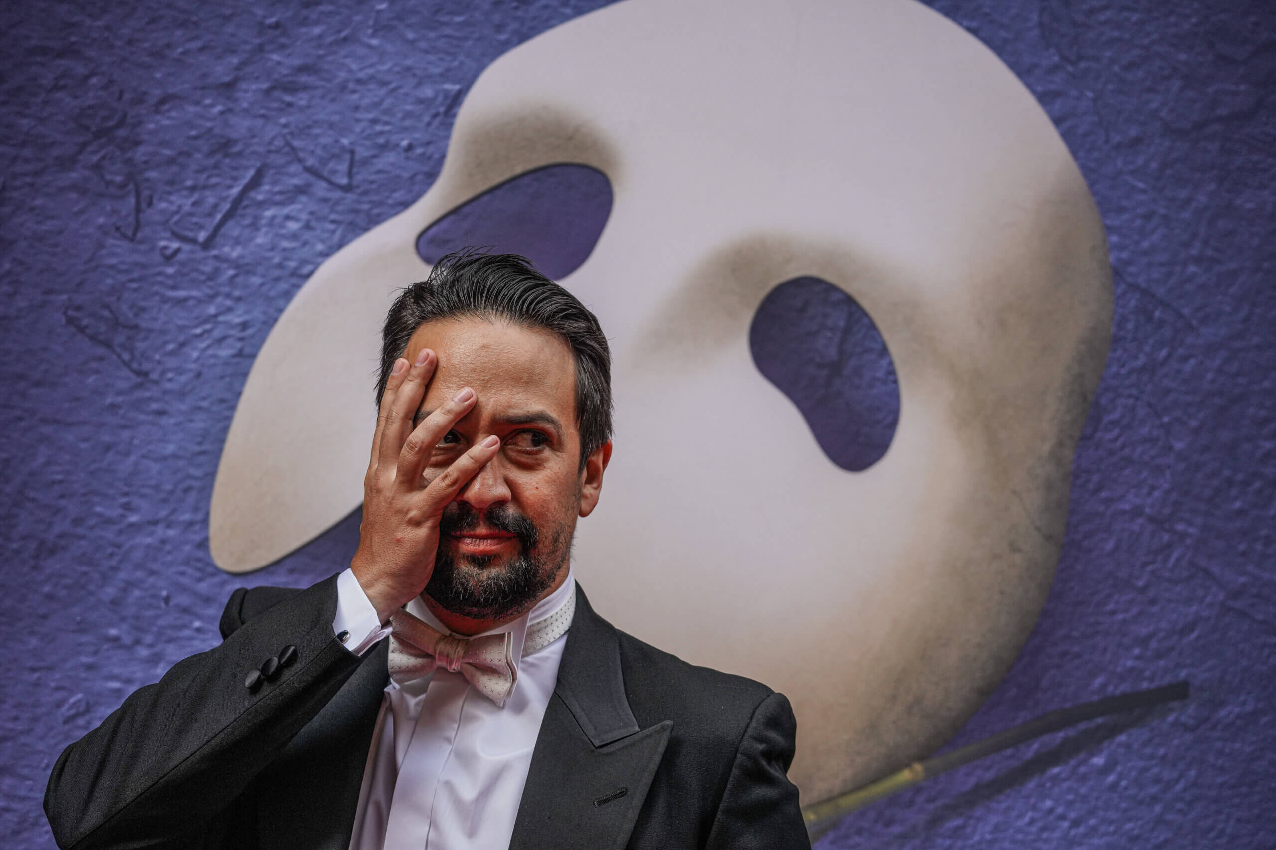 Big Apple Buzz | Andrew Lloyd Webber gets key to NYC at 'Phantom' closing, Alec Baldwin requests lawsuit get thrown out and more 3