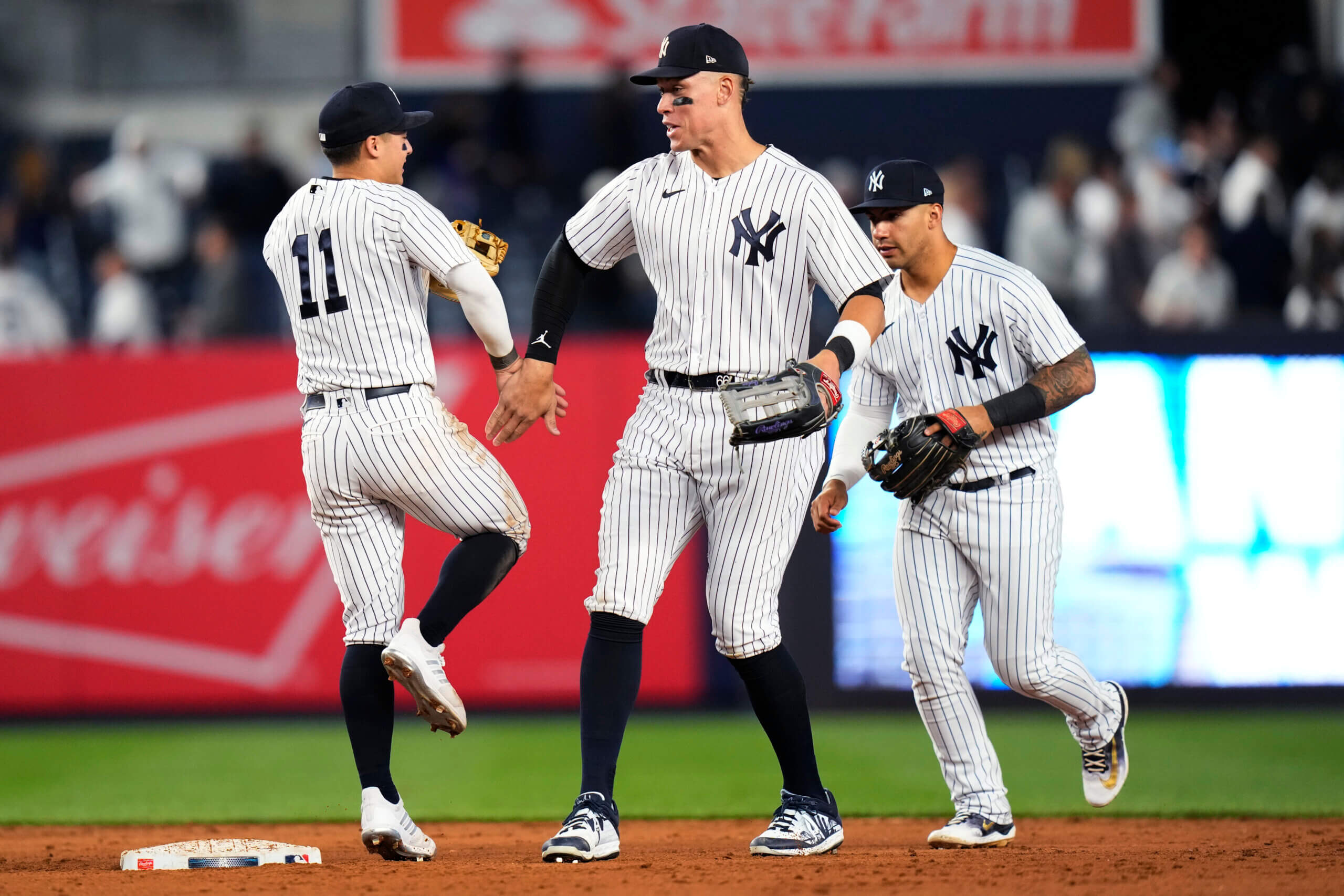 Yankees pick up second consecutive win over A's as offense comes alive 3 Yankees