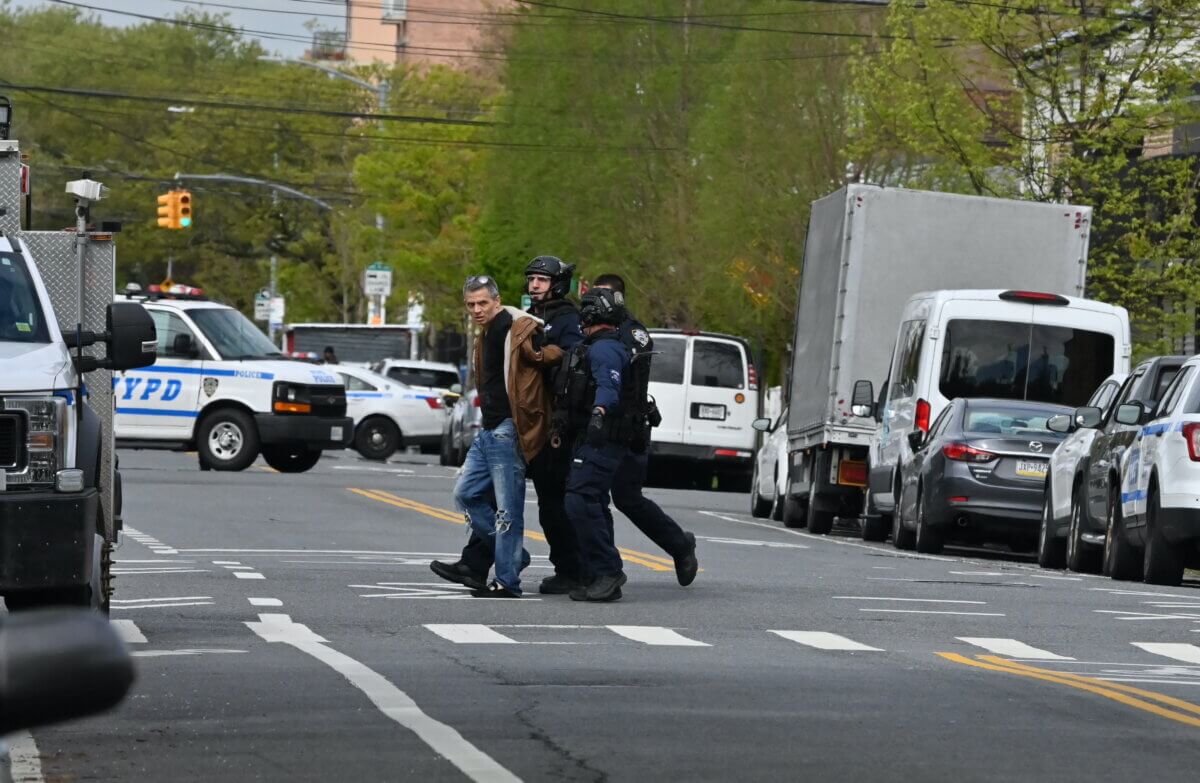 Brooklyn standoff with alleged rifleman brings huge police presence, but ends peacefully 4