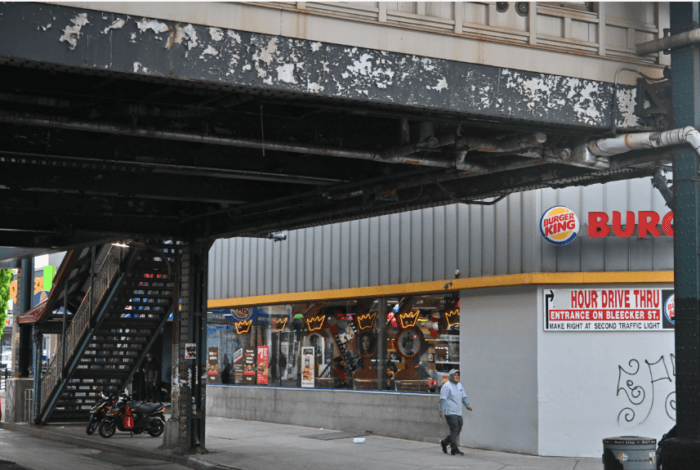 Locals: Lead paint continues to rain down on Bushwick from elevated subway tracks, years-long problem 3