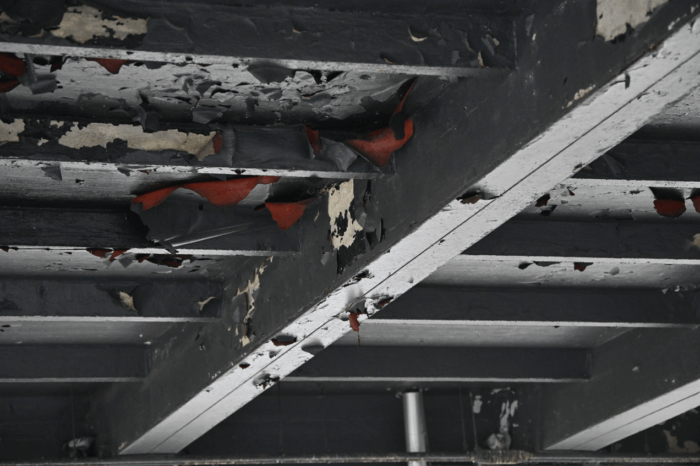 Locals: Lead paint continues to rain down on Bushwick from elevated subway tracks, years-long problem 4