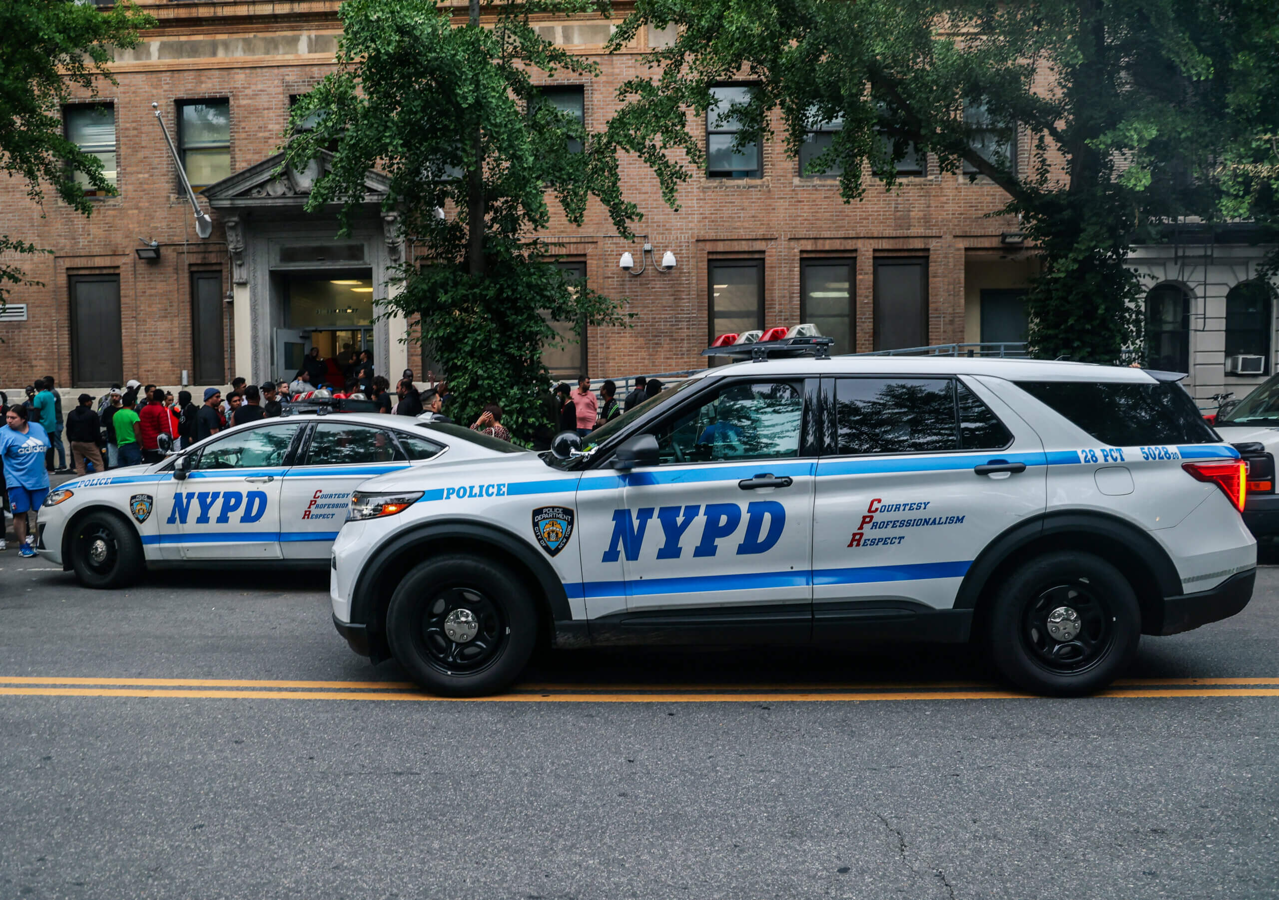 Hundreds of migrants evacuated from repurposed Harlem jail due to plumbing issue 5 NYPD Cars