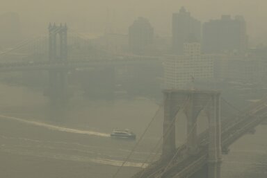 Air quality alert - smoky skies cover the Brooklyn Bridge