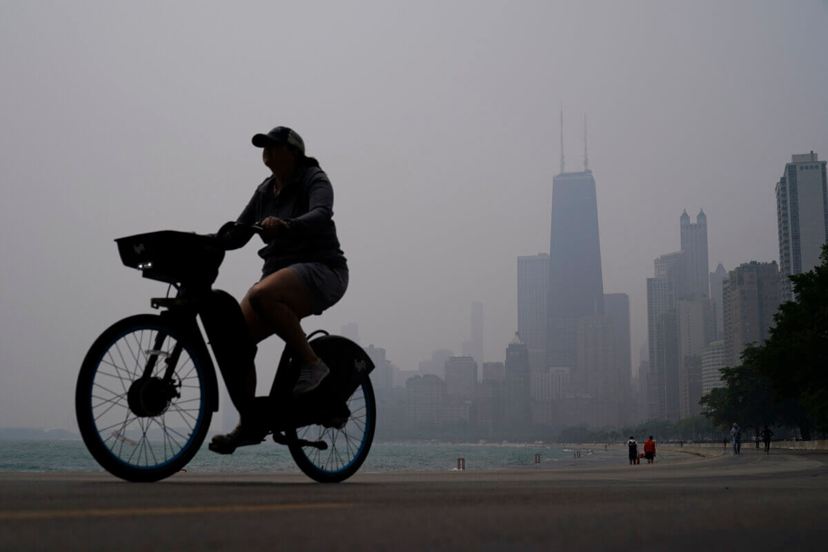 Air quality alert - smoky skies in Chicago