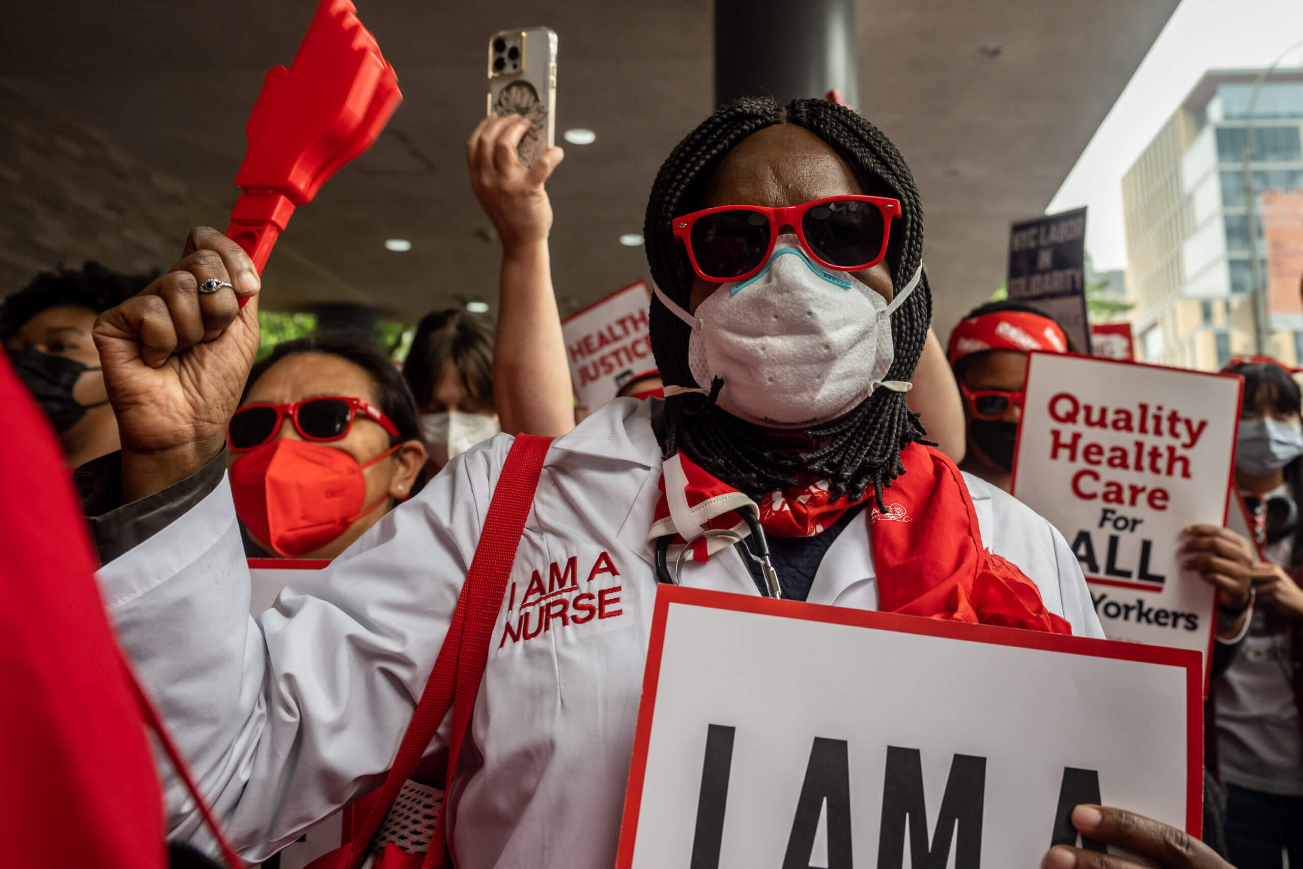 Public hospital nurses rally outside Bellevue for fair pay 4