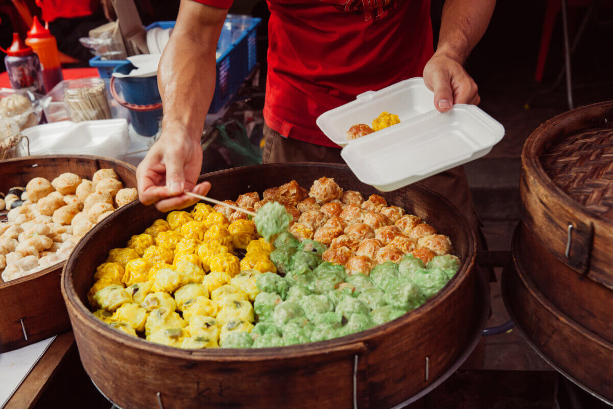Young,Man,Cooking,Chinese,Traditional,Steamed,Buns,At,The,Street