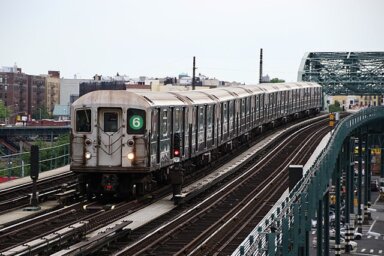 640px-MTA_NYC_Subway_6-express_train_passing_Elder_Ave